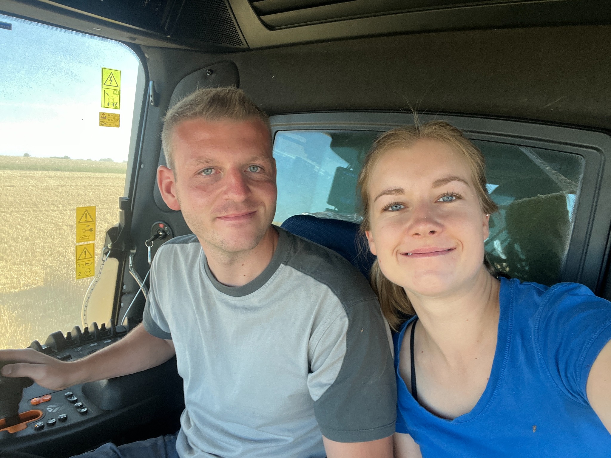 Marion und Daniel auf dem Schlepper
